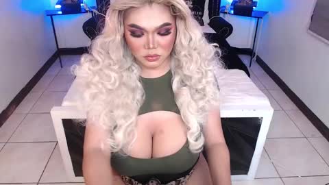 Snapshot of 10incheskinkynastytrans chatting on 12.12.24 Sasha Banks online show from 12.12.24