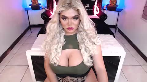 Snapshot of 10incheskinkynastytrans chatting on 12.13.24 Sasha Banks online show from 12.13.24