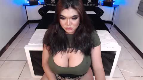 Snapshot of 10incheskinkynastytrans chatting on 01.10.25 Sasha Banks online show from 01.10.25