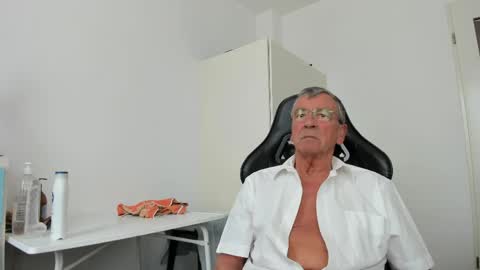 Snapshot of 200gentleman chatting on 05.04.26 Henk online show from 05.04.26