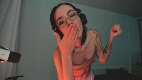 Snapshot of 2b_ chatting on 10.13.25 Sasha weekend from 14 to 27 November online show from 10.13.25