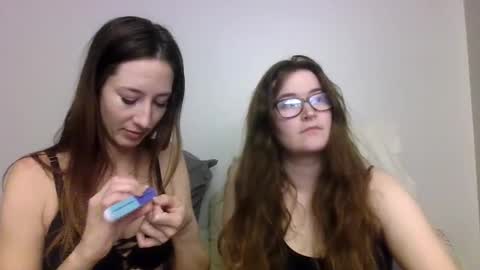 Snapshot of 2gorls1link chatting on 01.08.25 2girls1link online show from 01.08.25