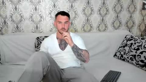 Snapshot of 2sexymuscles chatting on 04.15.26 2sexymuscles online show from 04.15.26