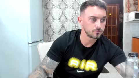 Snapshot of 2sexymuscles chatting on 05.11.26 2sexymuscles online show from 05.11.26