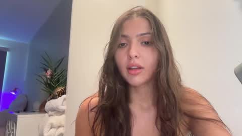 Snapshot of 3hole chatting on 05.19.26 Venus Raee online show from 05.19.26