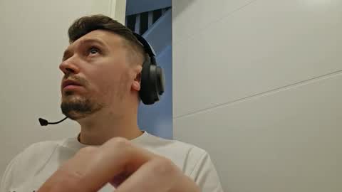 Snapshot of 8inchdude93 chatting on 09.13.25 8inchdude93 online show from 09.13.25