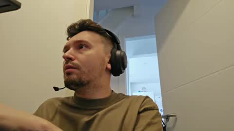 Snapshot of 8inchdude93 chatting on 09.18.25 8inchdude93 online show from 09.18.25