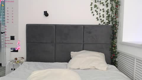 EMILY AND  MARCUS online show from 11.03.25