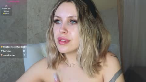 Snapshot of _amymoore_ chatting on 04.09.26 _amymoore_ online show from 04.09.26