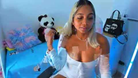 Snapshot of _analia chatting on 12.10.24 Analia online show from 12.10.24