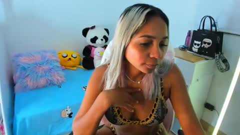 Snapshot of _analia chatting on 12.11.24 Analia online show from 12.11.24