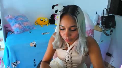 Snapshot of _analia chatting on 12.12.24 Analia online show from 12.12.24