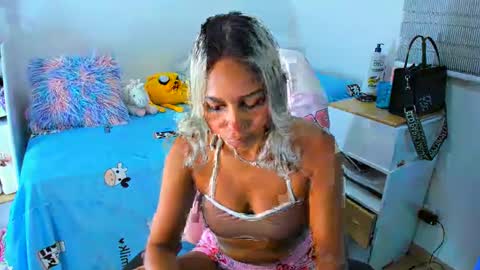 Snapshot of _analia chatting on 12.13.24 Analia online show from 12.13.24