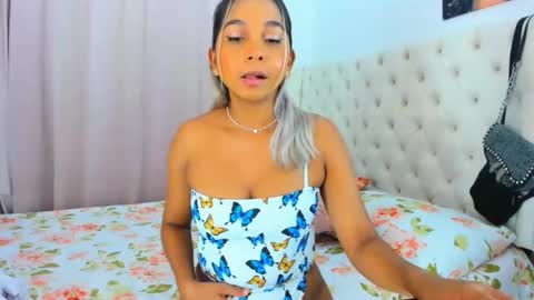 Snapshot of _analia chatting on 02.15.25 Analia online show from 02.15.25