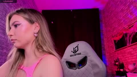 Snapshot of _bellaclark chatting on 10.27.25 Bella online show from 10.27.25