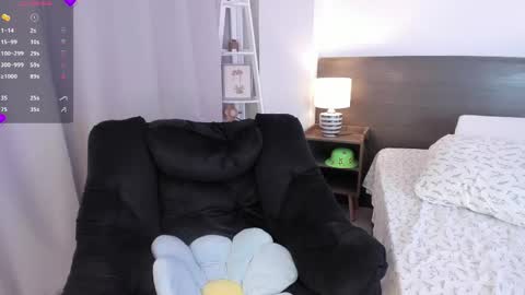 Snapshot of _bleuelune chatting on 05.06.26 Mary online show from 05.06.26