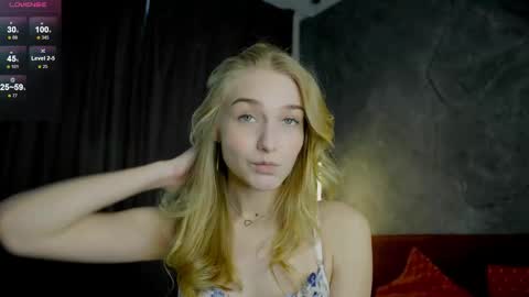 Snapshot of _curlydream_ chatting on 03.01.25 Alice online show from 03.01.25