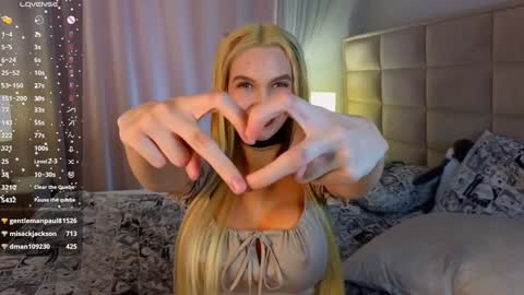 Snapshot of _curlydream_ chatting on 03.08.25 Alice online show from 03.08.25