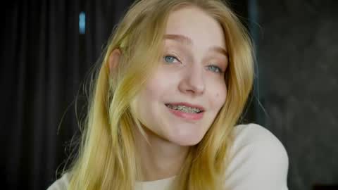 Snapshot of _curlydream_ chatting on 03.09.25 Alice online show from 03.09.25