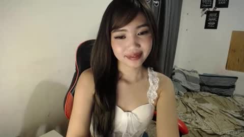 Snapshot of _ellevivien chatting on 03.17.26 Elle online show from 03.17.26