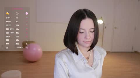 Snapshot of _female_essence_ chatting on 10.08.25 Essie online show from 10.08.25