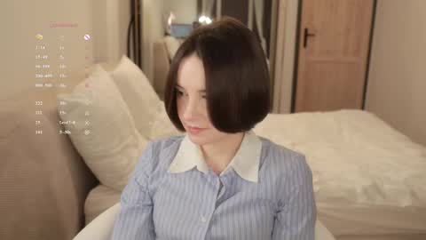 Snapshot of _female_essence_ chatting on 04.25.26 Essie online show from 04.25.26