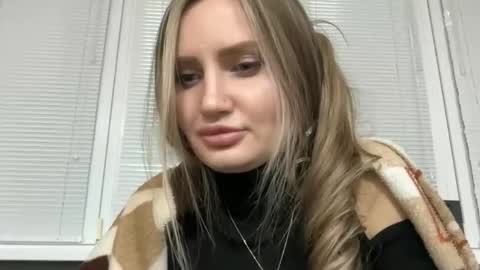 Snapshot of _florinika_ chatting on 11.12.25 Flora online show from 11.12.25