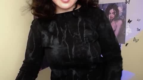 Snapshot of _foxy_lady chatting on 04.21.26 Alice online show from 04.21.26