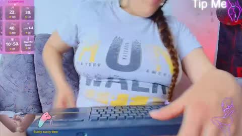 Snapshot of _honey1_ chatting on 10.22.25 Honey online show from 10.22.25