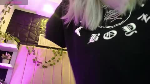 Mia online show from 01.11.25