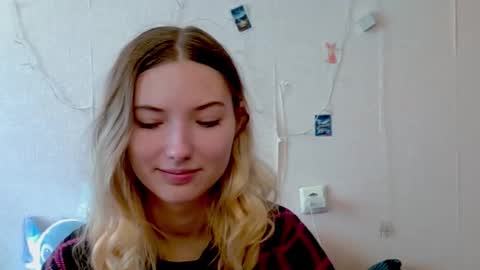 _kikiclark_ online show from 10.04.25