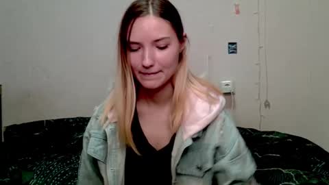 _kikiclark_ online show from 10.12.25