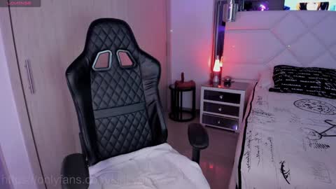 Snapshot of _kinkyalexa_ chatting on 01.11.25 A L E X A online show from 01.11.25