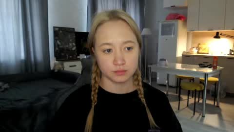 Snapshot of _lalune_ chatting on 05.12.26 _lalune_ online show from 05.12.26