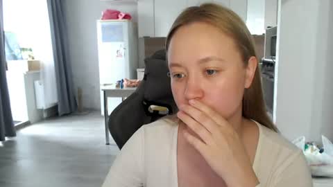 Snapshot of _lalune_ chatting on 06.25.26 _lalune_ online show from 06.25.26