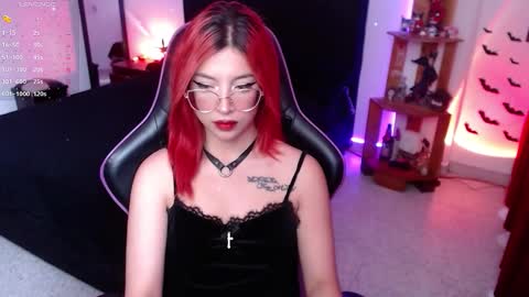 Queen.  Help me reach 100 thumbs up  online show from 09.08.25