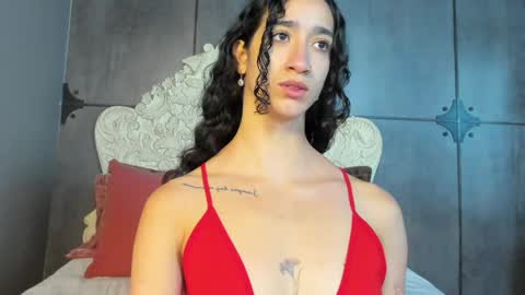 Snapshot of _luna_dupont_ chatting on 12.11.24  Luna  online show from 12.11.24