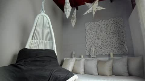 Snapshot of _luna_dupont_ chatting on 02.02.25  Luna  online show from 02.02.25