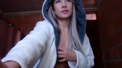 Snapshot of _lunablondie_ chatting on 01.15.25 _lunablondie_ online show from 01.15.25