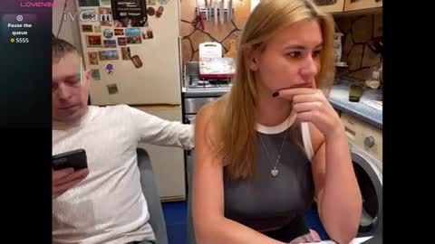 Snapshot of _magic_kis chatting on 11.24.25 _magic_kis online show from 11.24.25