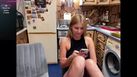 Snapshot of _magic_kis chatting on 11.26.25 _magic_kis online show from 11.26.25