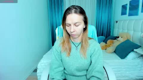 Snapshot of _mari_so chatting on 10.11.25 Scarlett online show from 10.11.25