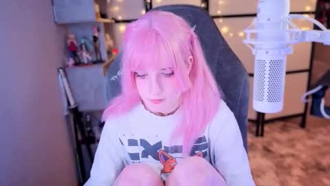 Snapshot of _mariko_ chatting on 11.16.25 Mariko online show from 11.16.25