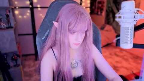 Snapshot of _mariko_ chatting on 11.21.25 Mariko online show from 11.21.25