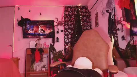 Snapshot of _megan_akbar chatting on 10.21.25 Marce online show from 10.21.25