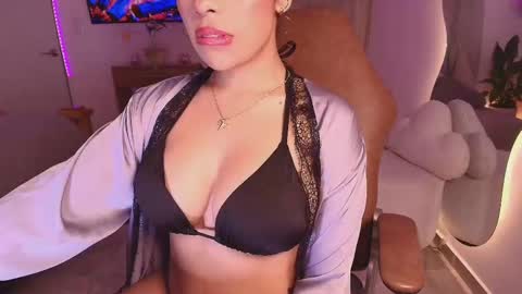 Snapshot of _megan_akbar chatting on 11.13.25 Marce online show from 11.13.25