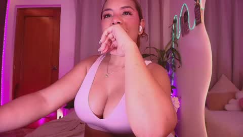 Snapshot of _megan_akbar chatting on 05.26.26 Marce online show from 05.26.26
