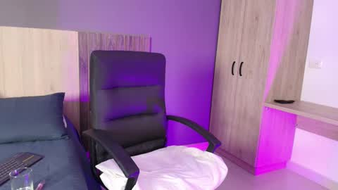 _miamiller_ online show from 02.18.25