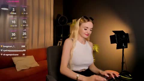 Snapshot of _mila_lux_ chatting on 06.22.26 Mila online show from 06.22.26