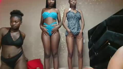 Snapshot of _myrah chatting on 11.21.25 Myrah online show from 11.21.25